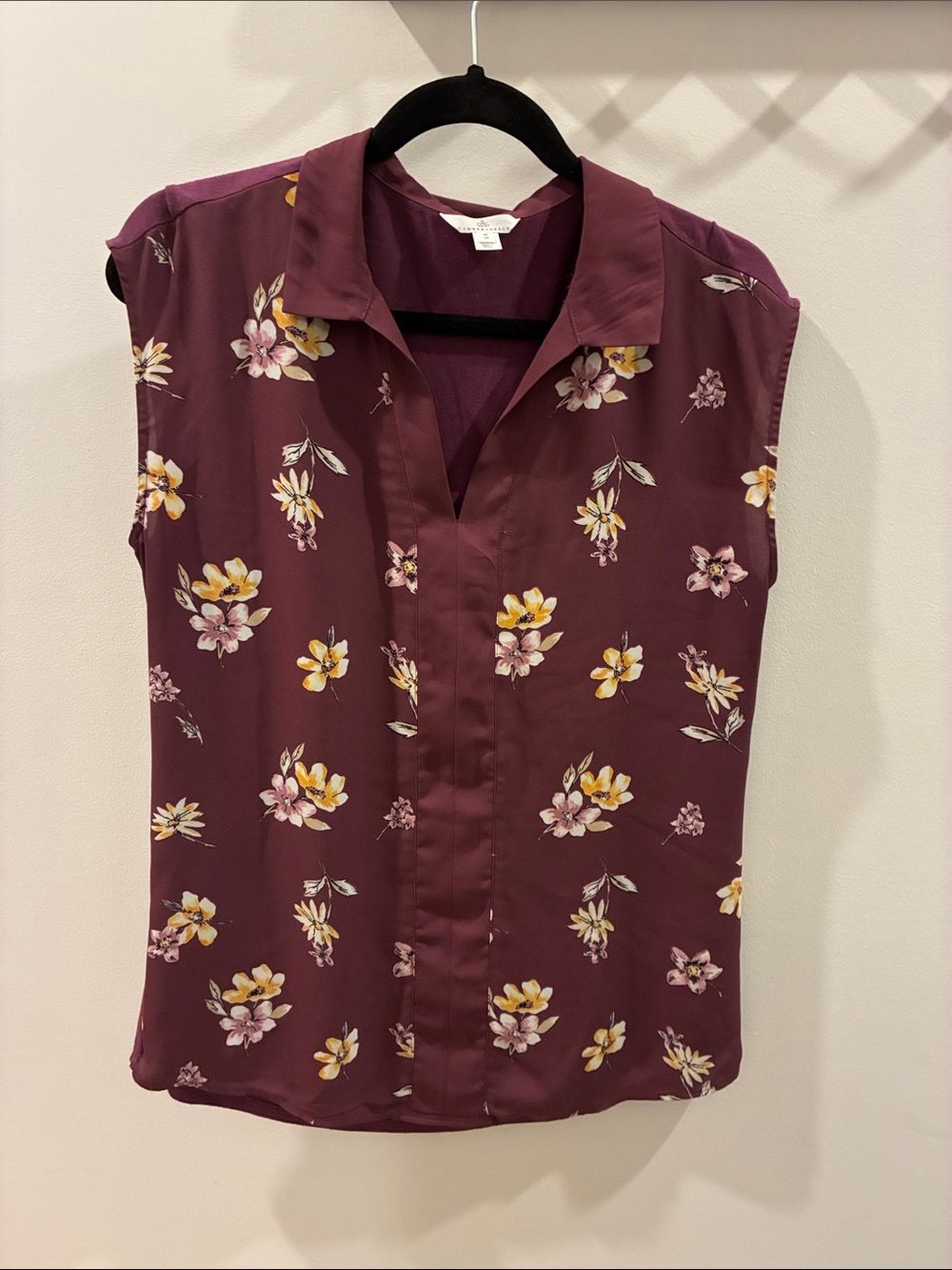 Sleeveless Floral V-Neck Blouse in Plum